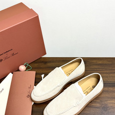 Loro Piana Summer Walk 乐福鞋,意大利产麂皮鞋面 + 焦糖色橡胶底。 这双在 LP男鞋里算最热 Loro Piana Summer Walk 乐福鞋,意大利产麂皮鞋面 + 焦糖色橡胶底。 这双在 LP男鞋里算最热