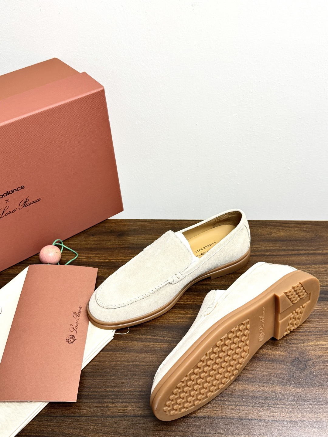 Loro Piana Summer Walk 乐福鞋,意大利产麂皮鞋面 + 焦糖色橡胶底。 这双在 LP男鞋里算最热 Loro Piana Summer Walk 乐福鞋,意大利产麂皮鞋面 + 焦糖色橡胶底。 这双在 LP男鞋里算最热