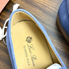 Loro Piana Summer Walk 乐福鞋,意大利产麂皮鞋面 + 焦糖色橡胶底。 这双在 LP男鞋里算最热 Loro Piana Summer Walk 乐福鞋,意大利产麂皮鞋面 + 焦糖色橡胶底。 这双在 LP男鞋里算最热