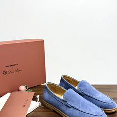 Loro Piana Summer Walk 乐福鞋,意大利产麂皮鞋面 + 焦糖色橡胶底。 这双在 LP男鞋里算最热 Loro Piana Summer Walk 乐福鞋,意大利产麂皮鞋面 + 焦糖色橡胶底。 这双在 LP男鞋里算最热