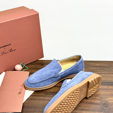 Loro Piana Summer Walk 乐福鞋,意大利产麂皮鞋面 + 焦糖色橡胶底。 这双在 LP男鞋里算最热 Loro Piana Summer Walk 乐福鞋,意大利产麂皮鞋面 + 焦糖色橡胶底。 这双在 LP男鞋里算最热