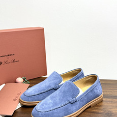 Loro Piana Summer Walk 乐福鞋,意大利产麂皮鞋面 + 焦糖色橡胶底。 这双在 LP男鞋里算最热 Loro Piana Summer Walk 乐福鞋,意大利产麂皮鞋面 + 焦糖色橡胶底。 这双在 LP男鞋里算最热