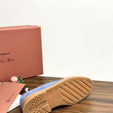 Loro Piana Summer Walk 乐福鞋,意大利产麂皮鞋面 + 焦糖色橡胶底。 这双在 LP男鞋里算最热 Loro Piana Summer Walk 乐福鞋,意大利产麂皮鞋面 + 焦糖色橡胶底。 这双在 LP男鞋里算最热