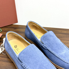 Loro Piana Summer Walk 乐福鞋,意大利产麂皮鞋面 + 焦糖色橡胶底。 这双在 LP男鞋里算最热 Loro Piana Summer Walk 乐福鞋,意大利产麂皮鞋面 + 焦糖色橡胶底。 这双在 LP男鞋里算最热