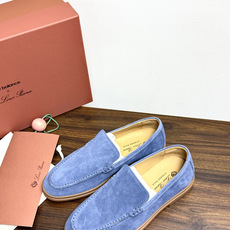 Loro Piana Summer Walk 乐福鞋,意大利产麂皮鞋面 + 焦糖色橡胶底。 这双在 LP男鞋里算最热 Loro Piana Summer Walk 乐福鞋,意大利产麂皮鞋面 + 焦糖色橡胶底。 这双在 LP男鞋里算最热