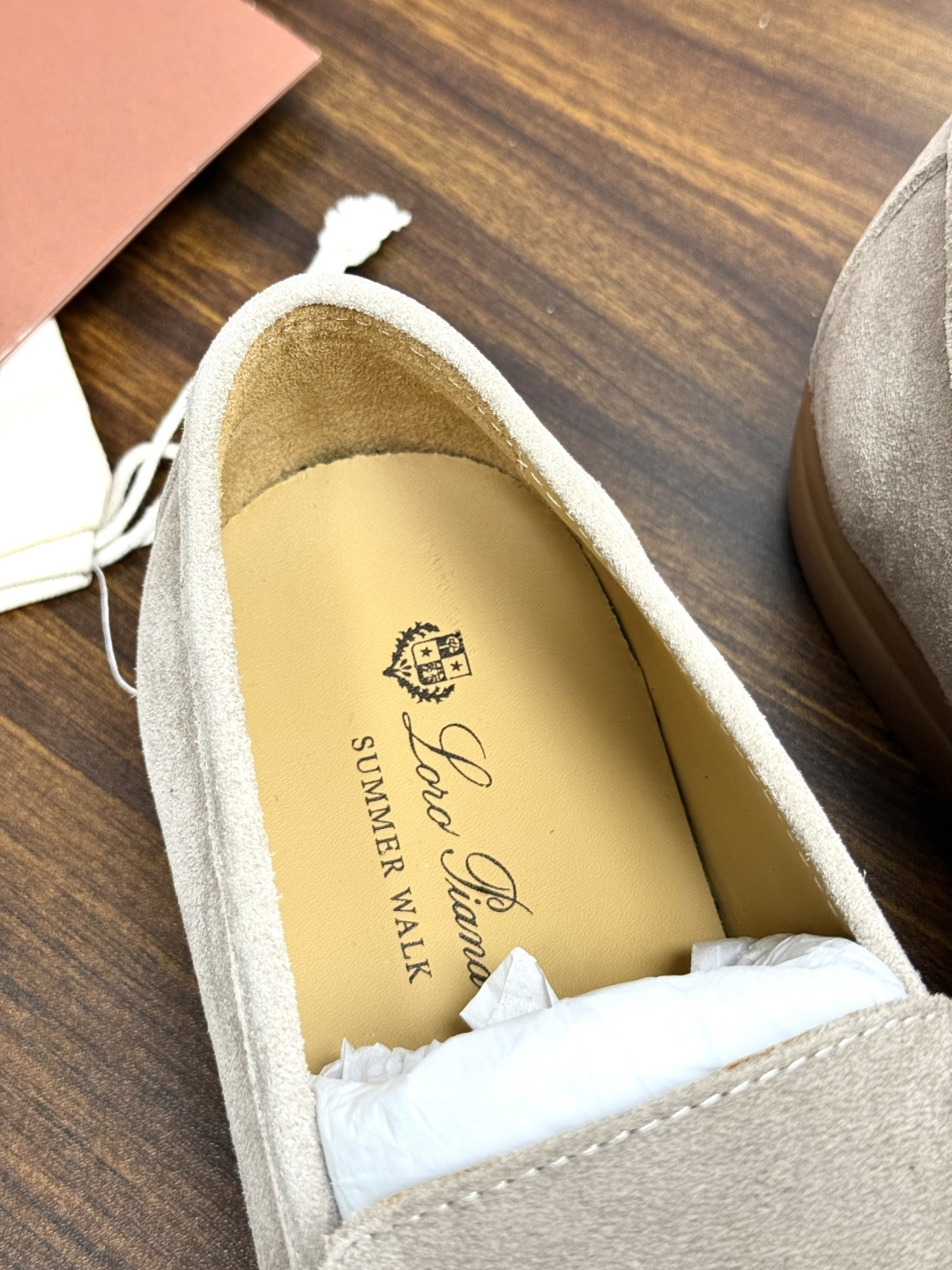 Loro Piana Summer Walk 乐福鞋,意大利产麂皮鞋面 + 焦糖色橡胶底。 这双在 LP男鞋里算最热 Loro Piana Summer Walk 乐福鞋,意大利产麂皮鞋面 + 焦糖色橡胶底。 这双在 LP男鞋里算最热