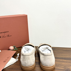 Loro Piana Summer Walk 乐福鞋,意大利产麂皮鞋面 + 焦糖色橡胶底。 这双在 LP男鞋里算最热 Loro Piana Summer Walk 乐福鞋,意大利产麂皮鞋面 + 焦糖色橡胶底。 这双在 LP男鞋里算最热
