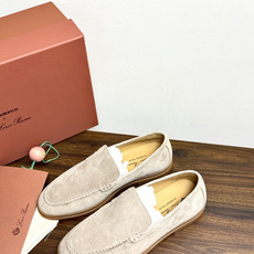Loro Piana Summer Walk 乐福鞋,意大利产麂皮鞋面 + 焦糖色橡胶底。 这双在 LP男鞋里算最热 Loro Piana Summer Walk 乐福鞋,意大利产麂皮鞋面 + 焦糖色橡胶底。 这双在 LP男鞋里算最热