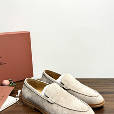 Loro Piana Summer Walk 乐福鞋,意大利产麂皮鞋面 + 焦糖色橡胶底。 这双在 LP男鞋里算最热 Loro Piana Summer Walk 乐福鞋,意大利产麂皮鞋面 + 焦糖色橡胶底。 这双在 LP男鞋里算最热