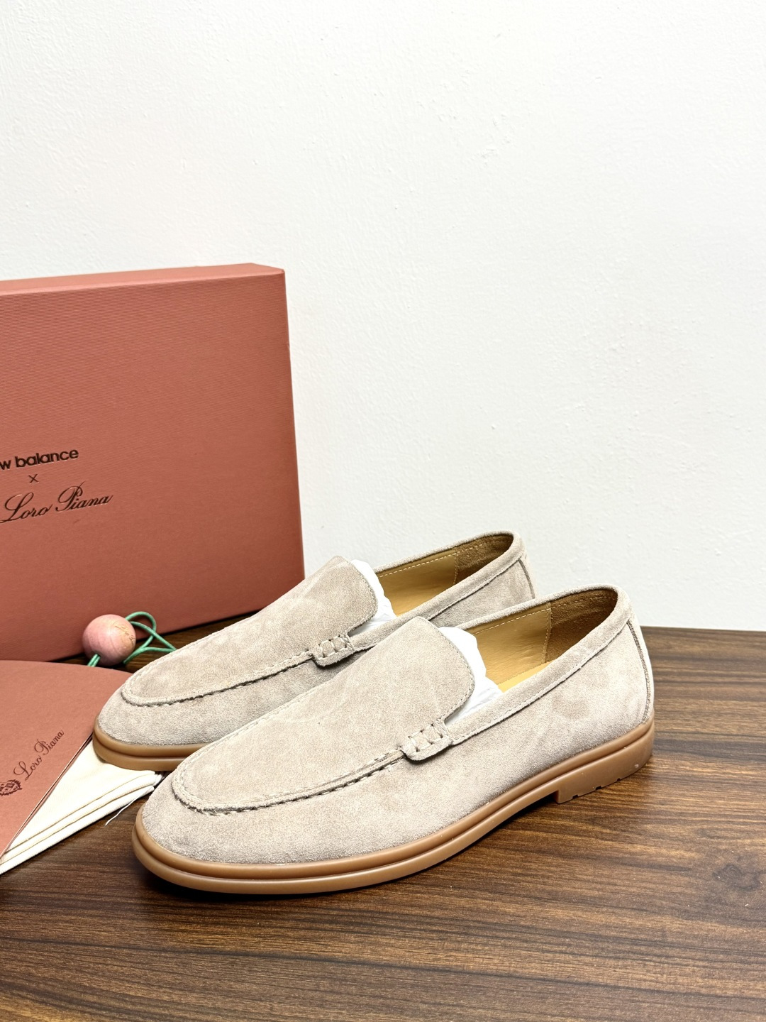 Loro Piana Summer Walk 乐福鞋,意大利产麂皮鞋面 + 焦糖色橡胶底。 这双在 LP男鞋里算最热 Loro Piana Summer Walk 乐福鞋,意大利产麂皮鞋面 + 焦糖色橡胶底。 这双在 LP男鞋里算最热