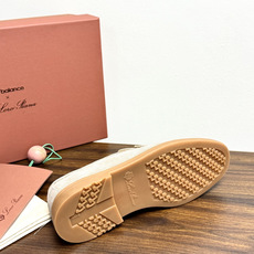Loro Piana Summer Walk 乐福鞋,意大利产麂皮鞋面 + 焦糖色橡胶底。 这双在 LP男鞋里算最热 Loro Piana Summer Walk 乐福鞋,意大利产麂皮鞋面 + 焦糖色橡胶底。 这双在 LP男鞋里算最热