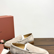 Loro Piana Summer Walk 乐福鞋,意大利产麂皮鞋面 + 焦糖色橡胶底。 这双在 LP男鞋里算最热 Loro Piana Summer Walk 乐福鞋,意大利产麂皮鞋面 + 焦糖色橡胶底。 这双在 LP男鞋里算最热