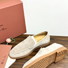Loro Piana Summer Walk 乐福鞋,意大利产麂皮鞋面 + 焦糖色橡胶底。 这双在 LP男鞋里算最热 Loro Piana Summer Walk 乐福鞋,意大利产麂皮鞋面 + 焦糖色橡胶底。 这双在 LP男鞋里算最热