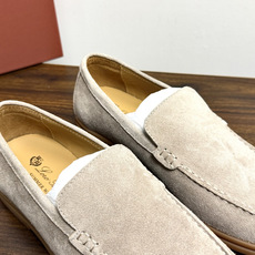 Loro Piana Summer Walk 乐福鞋,意大利产麂皮鞋面 + 焦糖色橡胶底。 这双在 LP男鞋里算最热 Loro Piana Summer Walk 乐福鞋,意大利产麂皮鞋面 + 焦糖色橡胶底。 这双在 LP男鞋里算最热