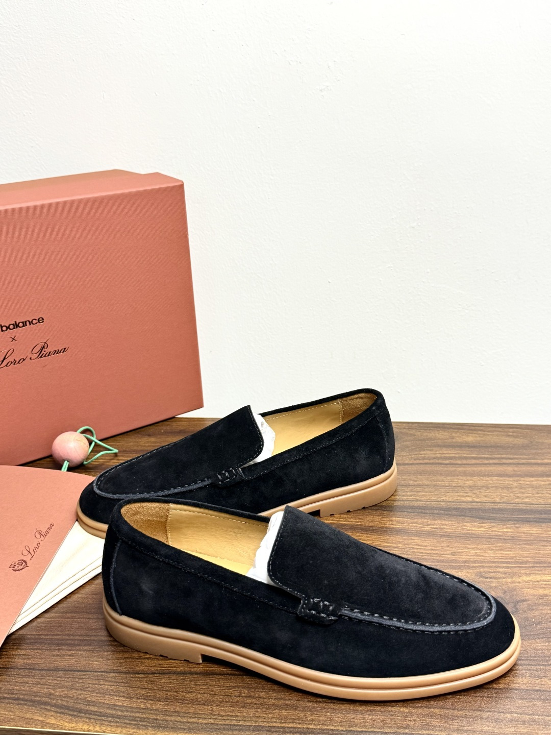 Loro Piana Summer Walk 乐福鞋,意大利产麂皮鞋面 + 焦糖色橡胶底。 这双在 LP男鞋里算最热 Loro Piana Summer Walk 乐福鞋,意大利产麂皮鞋面 + 焦糖色橡胶底。 这双在 LP男鞋里算最热