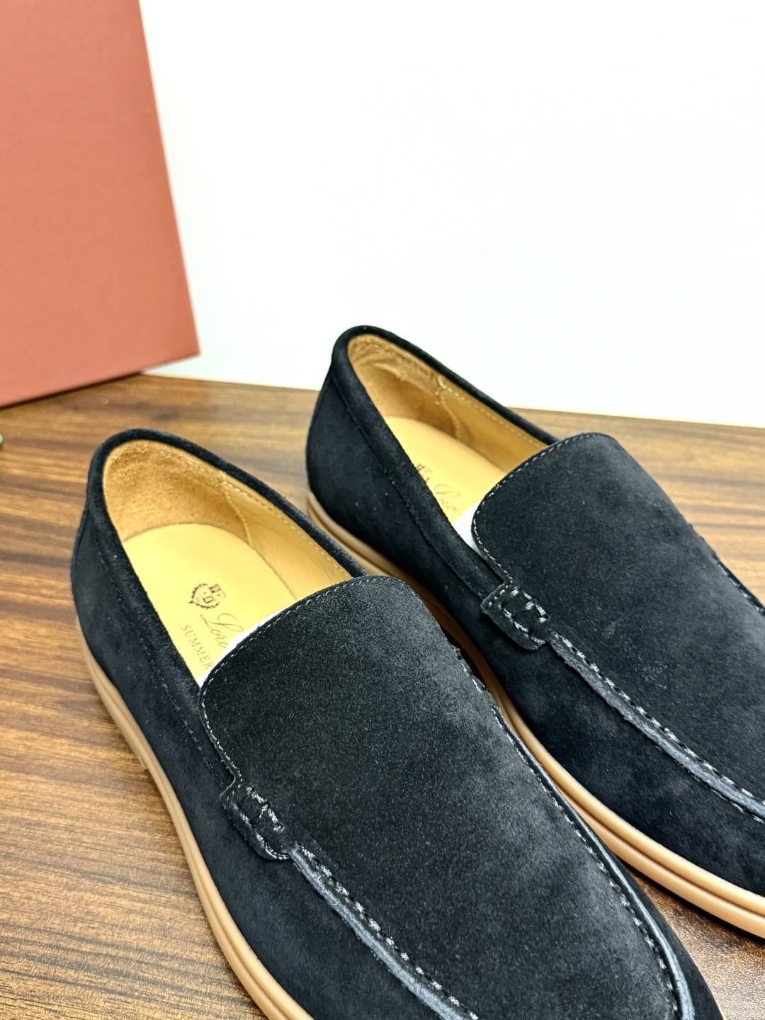 Loro Piana Summer Walk 乐福鞋,意大利产麂皮鞋面 + 焦糖色橡胶底。 这双在 LP男鞋里算最热 Loro Piana Summer Walk 乐福鞋,意大利产麂皮鞋面 + 焦糖色橡胶底。 这双在 LP男鞋里算最热