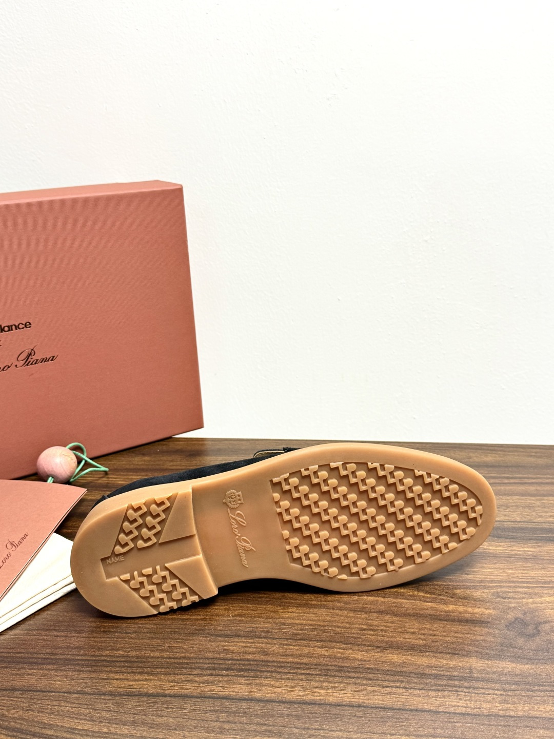 Loro Piana Summer Walk 乐福鞋,意大利产麂皮鞋面 + 焦糖色橡胶底。 这双在 LP男鞋里算最热 Loro Piana Summer Walk 乐福鞋,意大利产麂皮鞋面 + 焦糖色橡胶底。 这双在 LP男鞋里算最热