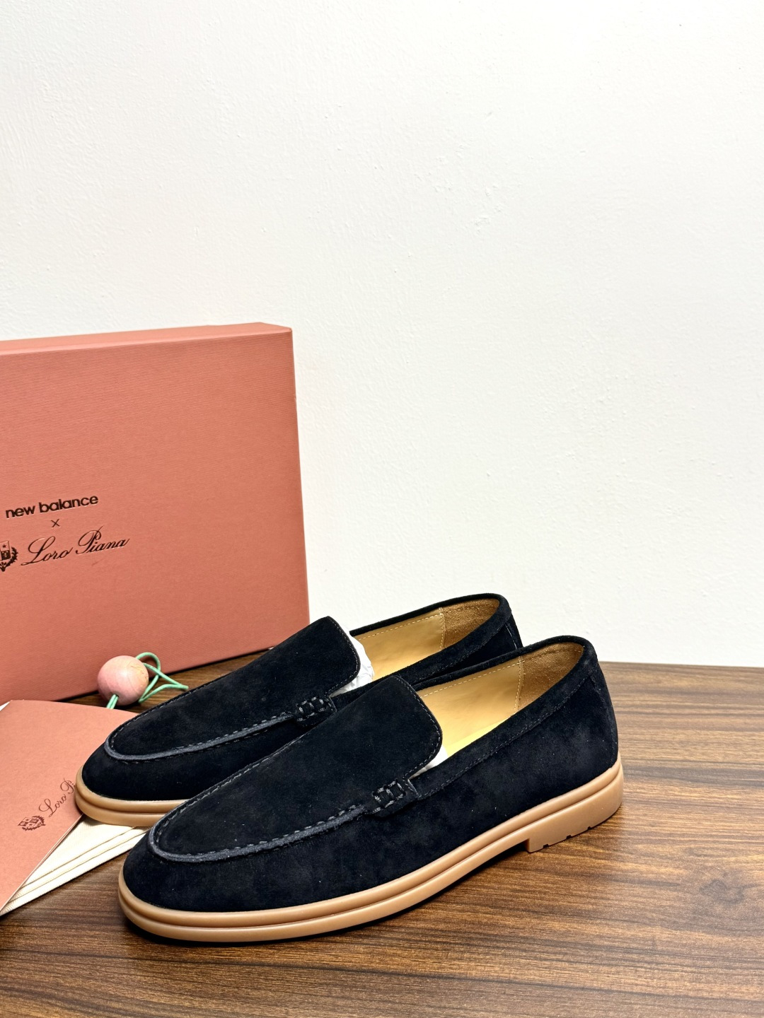 Loro Piana Summer Walk 乐福鞋,意大利产麂皮鞋面 + 焦糖色橡胶底。 这双在 LP男鞋里算最热 Loro Piana Summer Walk 乐福鞋,意大利产麂皮鞋面 + 焦糖色橡胶底。 这双在 LP男鞋里算最热