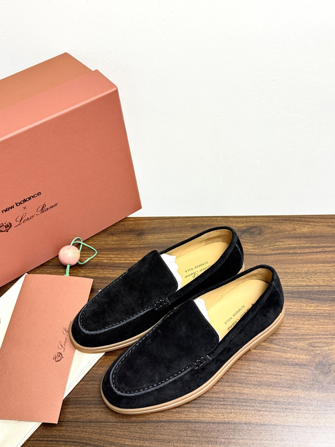 Loro Piana Summer Walk 乐福鞋,意大利产麂皮鞋面 + 焦糖色橡胶底。 这双在 LP男鞋里算最热 Loro Piana Summer Walk 乐福鞋,意大利产麂皮鞋面 + 焦糖色橡胶底。 这双在 LP男鞋里算最热