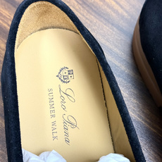 Loro Piana Summer Walk 乐福鞋,意大利产麂皮鞋面 + 焦糖色橡胶底。 这双在 LP男鞋里算最热 Loro Piana Summer Walk 乐福鞋,意大利产麂皮鞋面 + 焦糖色橡胶底。 这双在 LP男鞋里算最热