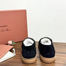 Loro Piana Summer Walk 乐福鞋,意大利产麂皮鞋面 + 焦糖色橡胶底。 这双在 LP男鞋里算最热 Loro Piana Summer Walk 乐福鞋,意大利产麂皮鞋面 + 焦糖色橡胶底。 这双在 LP男鞋里算最热