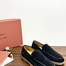 Loro Piana Summer Walk 乐福鞋,意大利产麂皮鞋面 + 焦糖色橡胶底。 这双在 LP男鞋里算最热 Loro Piana Summer Walk 乐福鞋,意大利产麂皮鞋面 + 焦糖色橡胶底。 这双在 LP男鞋里算最热