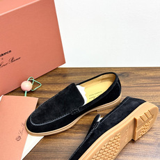 Loro Piana Summer Walk 乐福鞋,意大利产麂皮鞋面 + 焦糖色橡胶底。 这双在 LP男鞋里算最热 Loro Piana Summer Walk 乐福鞋,意大利产麂皮鞋面 + 焦糖色橡胶底。 这双在 LP男鞋里算最热