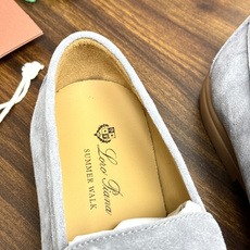 Loro Piana Summer Walk 乐福鞋,意大利产麂皮鞋面 + 焦糖色橡胶底。 这双在 LP男鞋里算最热 Loro Piana Summer Walk 乐福鞋,意大利产麂皮鞋面 + 焦糖色橡胶底。 这双在 LP男鞋里算最热