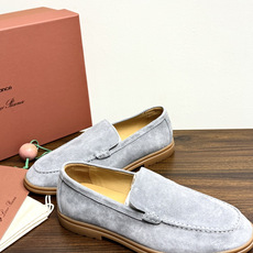 Loro Piana Summer Walk 乐福鞋,意大利产麂皮鞋面 + 焦糖色橡胶底。 这双在 LP男鞋里算最热 Loro Piana Summer Walk 乐福鞋,意大利产麂皮鞋面 + 焦糖色橡胶底。 这双在 LP男鞋里算最热