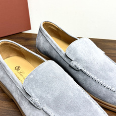 Loro Piana Summer Walk 乐福鞋,意大利产麂皮鞋面 + 焦糖色橡胶底。 这双在 LP男鞋里算最热 Loro Piana Summer Walk 乐福鞋,意大利产麂皮鞋面 + 焦糖色橡胶底。 这双在 LP男鞋里算最热