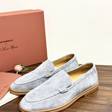 Loro Piana Summer Walk 乐福鞋,意大利产麂皮鞋面 + 焦糖色橡胶底。 这双在 LP男鞋里算最热 Loro Piana Summer Walk 乐福鞋,意大利产麂皮鞋面 + 焦糖色橡胶底。 这双在 LP男鞋里算最热