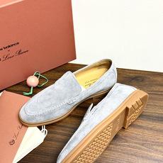 Loro Piana Summer Walk 乐福鞋,意大利产麂皮鞋面 + 焦糖色橡胶底。 这双在 LP男鞋里算最热 Loro Piana Summer Walk 乐福鞋,意大利产麂皮鞋面 + 焦糖色橡胶底。 这双在 LP男鞋里算最热