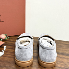 Loro Piana Summer Walk 乐福鞋,意大利产麂皮鞋面 + 焦糖色橡胶底。 这双在 LP男鞋里算最热 Loro Piana Summer Walk 乐福鞋,意大利产麂皮鞋面 + 焦糖色橡胶底。 这双在 LP男鞋里算最热