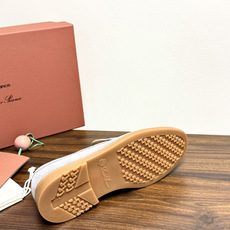 Loro Piana Summer Walk 乐福鞋,意大利产麂皮鞋面 + 焦糖色橡胶底。 这双在 LP男鞋里算最热 Loro Piana Summer Walk 乐福鞋,意大利产麂皮鞋面 + 焦糖色橡胶底。 这双在 LP男鞋里算最热