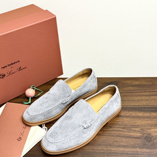 Loro Piana Summer Walk 乐福鞋,意大利产麂皮鞋面 + 焦糖色橡胶底。 这双在 LP男鞋里算最热 Loro Piana Summer Walk 乐福鞋,意大利产麂皮鞋面 + 焦糖色橡胶底。 这双在 LP男鞋里算最热