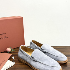 Loro Piana Summer Walk 乐福鞋,意大利产麂皮鞋面 + 焦糖色橡胶底。 这双在 LP男鞋里算最热 Loro Piana Summer Walk 乐福鞋,意大利产麂皮鞋面 + 焦糖色橡胶底。 这双在 LP男鞋里算最热
