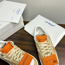 Off-White 26ss 经典配色。皮革 ➕冲孔鞋面拼接,鞋侧有 Off-White 标志性文字标签,超级大吊牌 Off-White 26ss 经典配色。皮革 ➕冲孔鞋面拼接,鞋侧有 Off-White 标志性文字标签,超级大吊牌