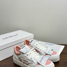 Off-White 26ss 经典配色。皮革 ➕冲孔鞋面拼接,鞋侧有 Off-White 标志性文字标签,超级大吊牌 Off-White 26ss 经典配色。皮革 ➕冲孔鞋面拼接,鞋侧有 Off-White 标志性文字标签,超级大吊牌