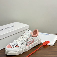 Off-White 26ss 经典配色。皮革 ➕冲孔鞋面拼接,鞋侧有 Off-White 标志性文字标签,超级大吊牌 Off-White 26ss 经典配色。皮革 ➕冲孔鞋面拼接,鞋侧有 Off-White 标志性文字标签,超级大吊牌