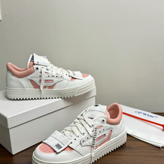 Off-White 26ss 经典配色。皮革 ➕冲孔鞋面拼接,鞋侧有 Off-White 标志性文字标签,超级大吊牌 Off-White 26ss 经典配色。皮革 ➕冲孔鞋面拼接,鞋侧有 Off-White 标志性文字标签,超级大吊牌