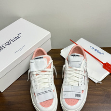 Off-White 26ss 经典配色。皮革 ➕冲孔鞋面拼接,鞋侧有 Off-White 标志性文字标签,超级大吊牌 Off-White 26ss 经典配色。皮革 ➕冲孔鞋面拼接,鞋侧有 Off-White 标志性文字标签,超级大吊牌