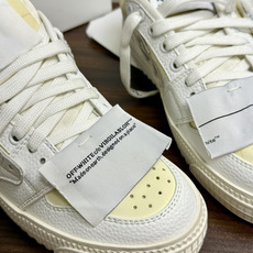 Off-White 26ss 经典配色。皮革 ➕冲孔鞋面拼接,鞋侧有 Off-White 标志性文字标签,超级大吊牌 Off-White 26ss 经典配色。皮革 ➕冲孔鞋面拼接,鞋侧有 Off-White 标志性文字标签,超级大吊牌