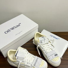 Off-White 26ss 经典配色。皮革 ➕冲孔鞋面拼接,鞋侧有 Off-White 标志性文字标签,超级大吊牌 Off-White 26ss 经典配色。皮革 ➕冲孔鞋面拼接,鞋侧有 Off-White 标志性文字标签,超级大吊牌