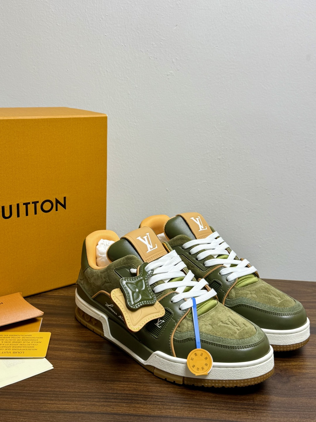 Louis Vuitton Trainer 老花款,LV 经典的复古篮球鞋轮廓。Monogram 老花天然牛皮鞋面 Louis Vuitton Trainer 老花款,LV 经典的复古篮球鞋轮廓。Monogram 老花天然牛皮鞋面