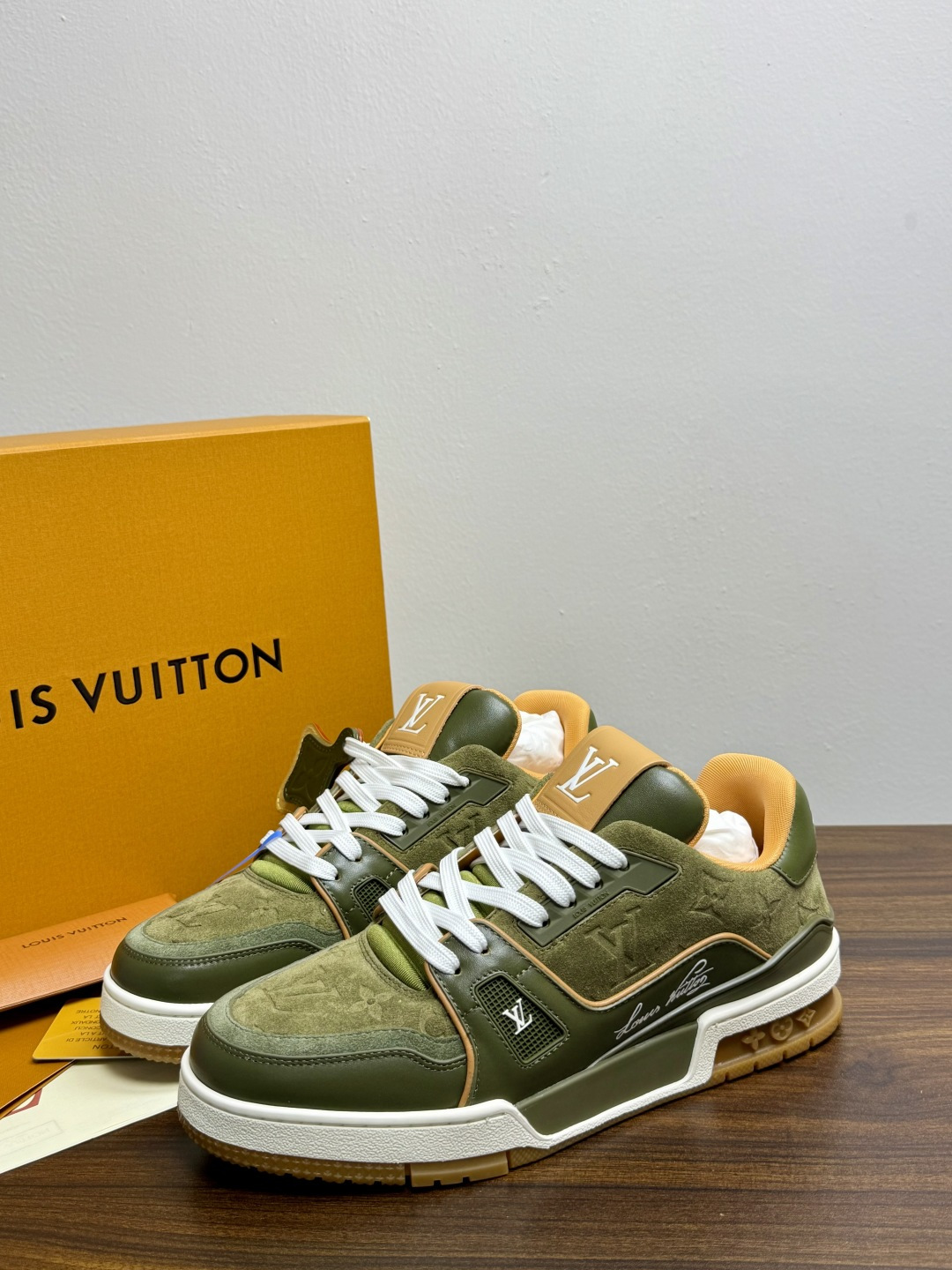Louis Vuitton Trainer 老花款​​，LV 经典的复古篮球鞋轮廓。Monogram 老花天然牛皮鞋面 
