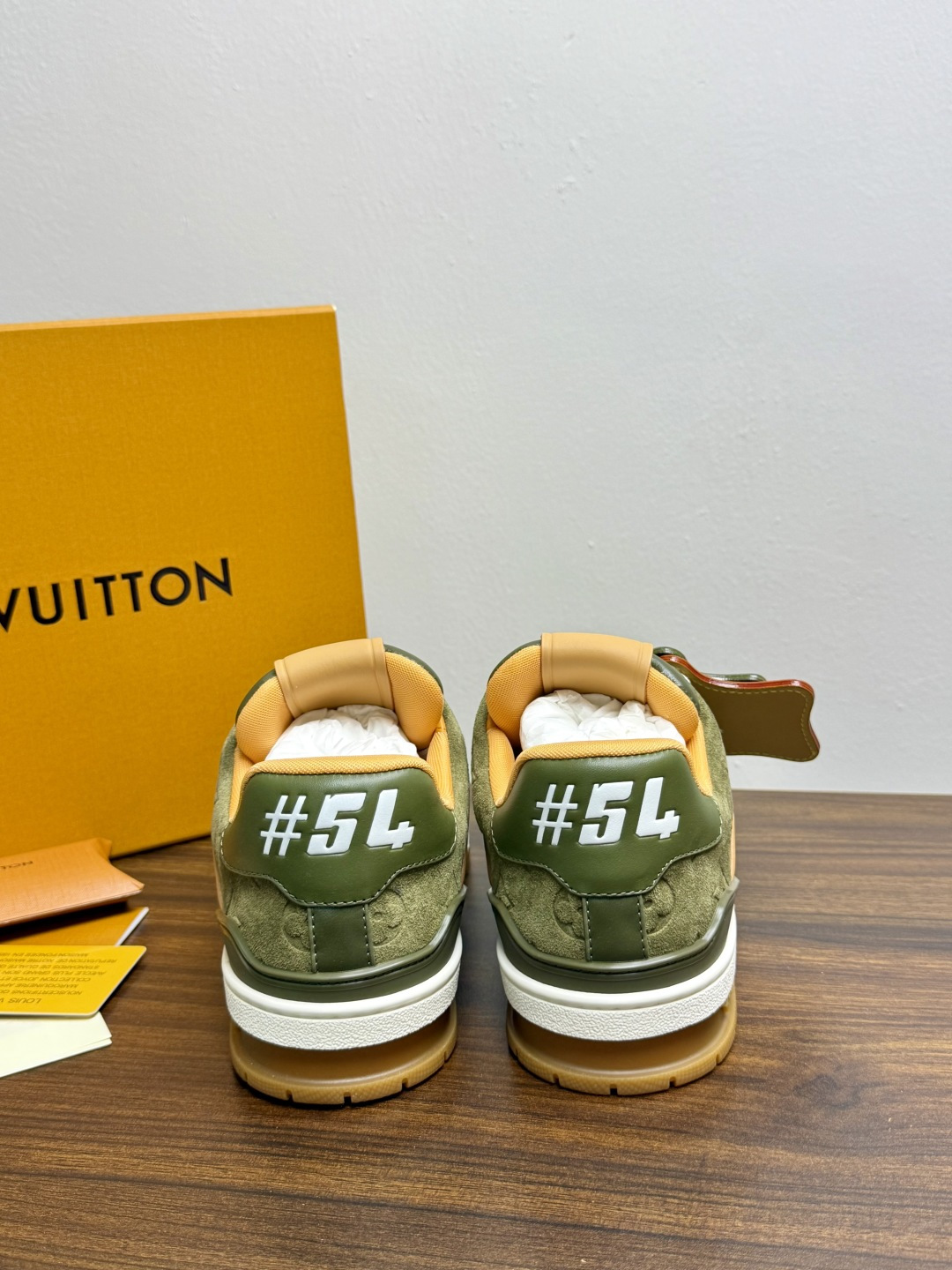 Louis Vuitton Trainer 老花款​​，LV 经典的复古篮球鞋轮廓。Monogram 老花天然牛皮鞋面 