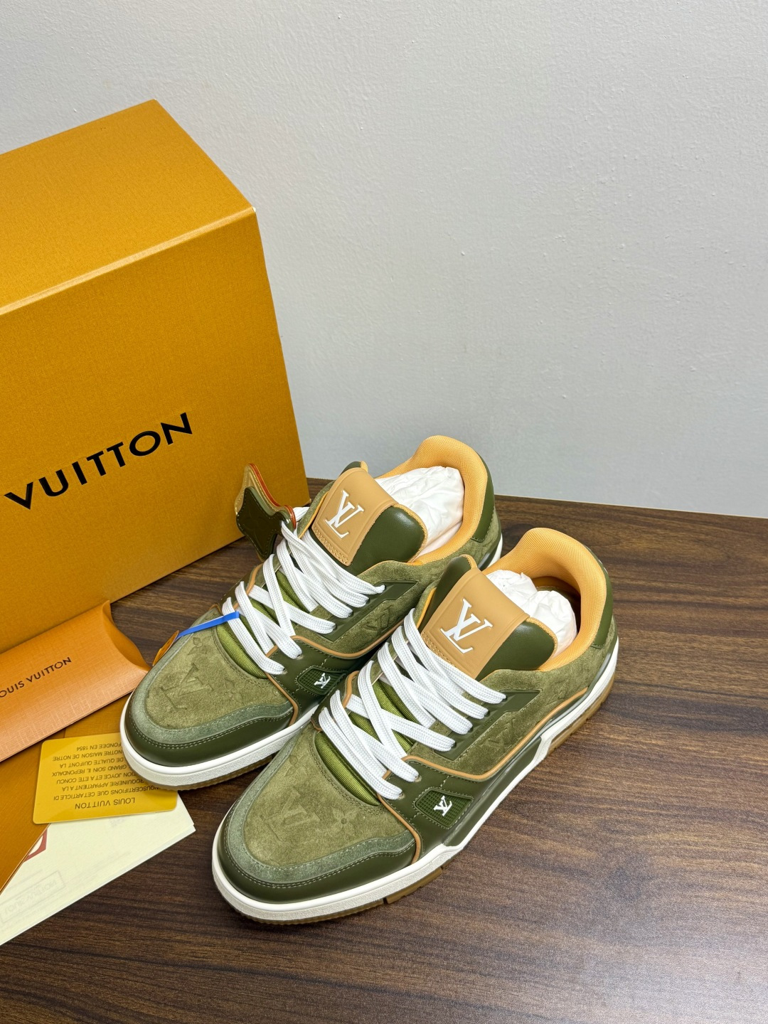 Louis Vuitton Trainer 老花款​​，LV 经典的复古篮球鞋轮廓。Monogram 老花天然牛皮鞋面 