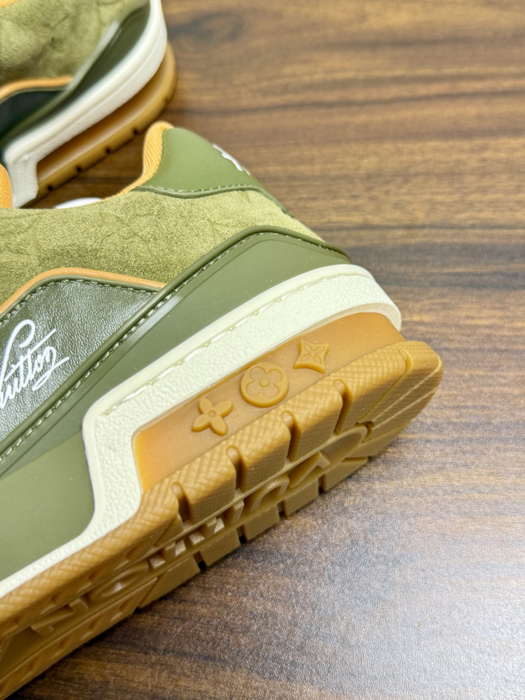 Louis Vuitton Trainer 老花款​​，LV 经典的复古篮球鞋轮廓。Monogram 老花天然牛皮鞋面 