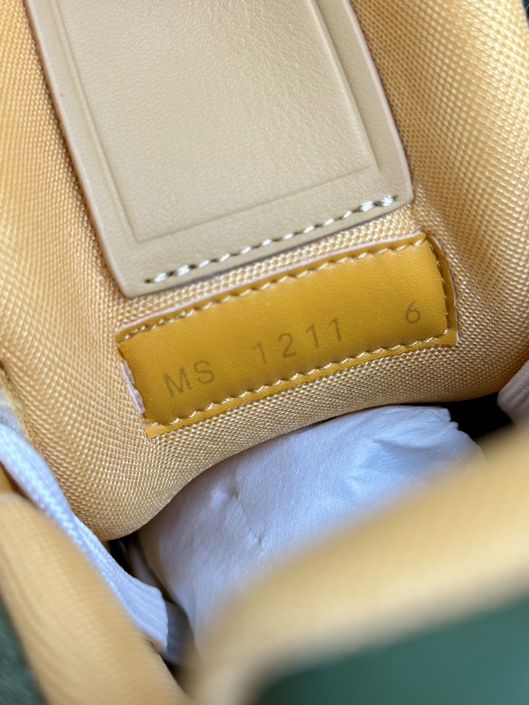 Louis Vuitton Trainer 老花款​​，LV 经典的复古篮球鞋轮廓。Monogram 老花天然牛皮鞋面 