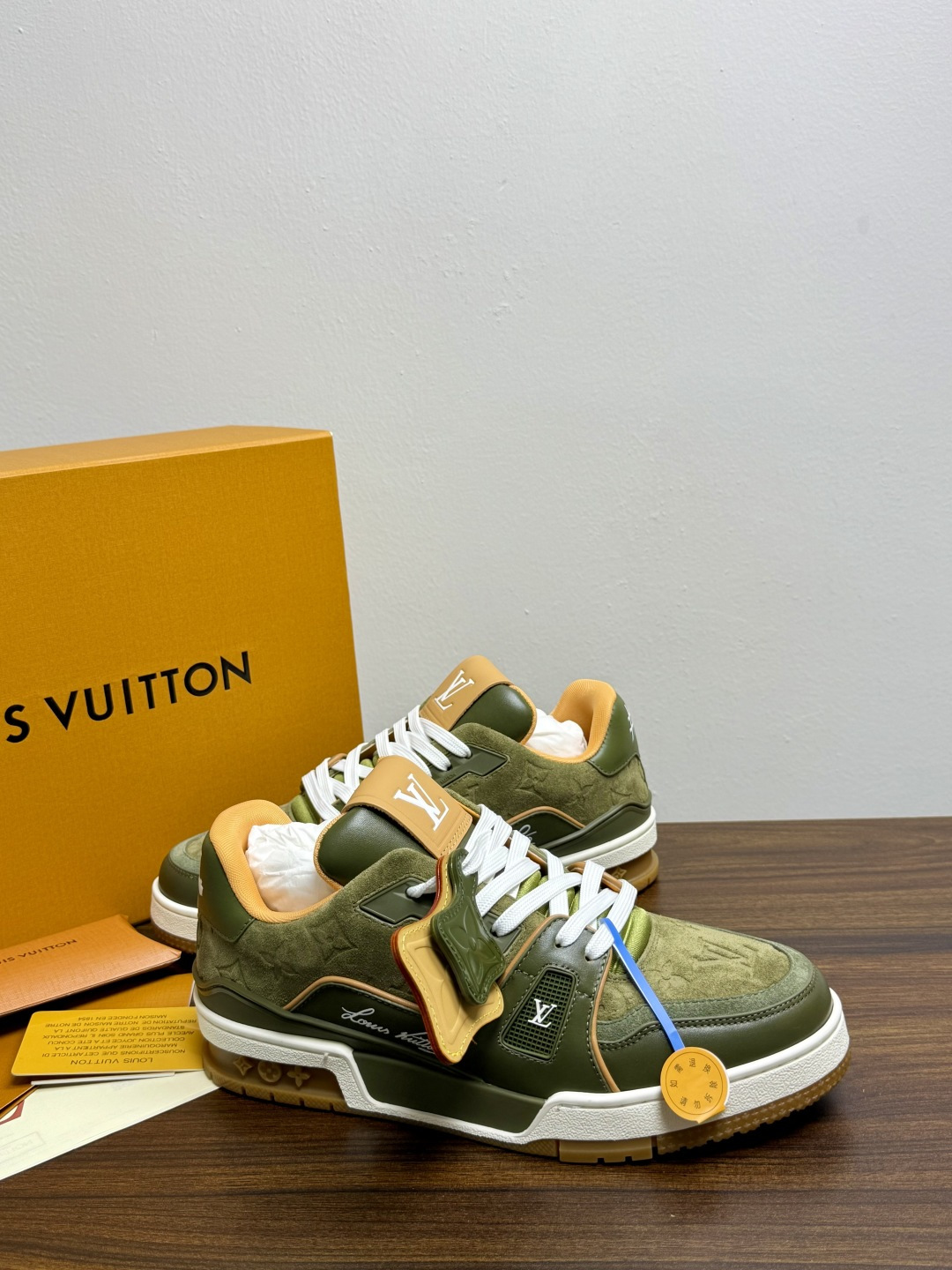 Louis Vuitton Trainer 老花款​​，LV 经典的复古篮球鞋轮廓。Monogram 老花天然牛皮鞋面 